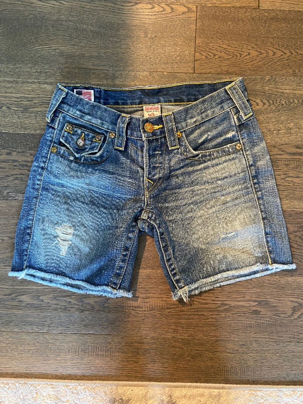 LIKE NEW: True Religion Womens Vintage Y2K Low Rise Distressed Denim Shorts 24